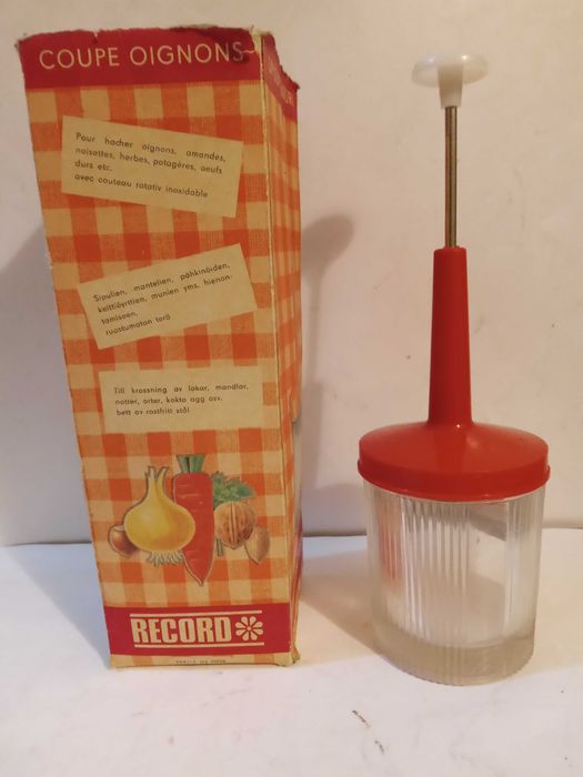 Овощерезка , кастрюли, ступка сковорода,крышки и др. дом.предметы.