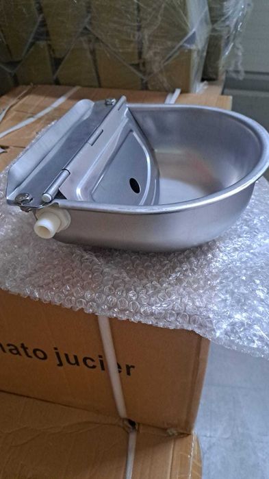Автоматична поилка с купа от неръждаена стомана и обем от 2.5 литра
