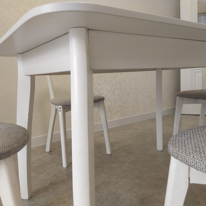 Продам стол со стульями (4 шт.)