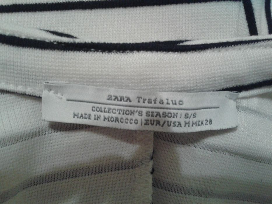 Рокля Zara на бели и черни райета