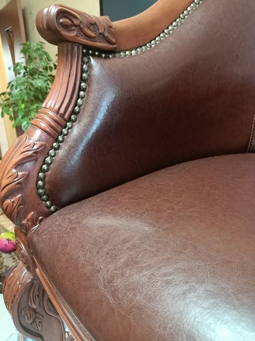 Кожаные кресла 2 штуки