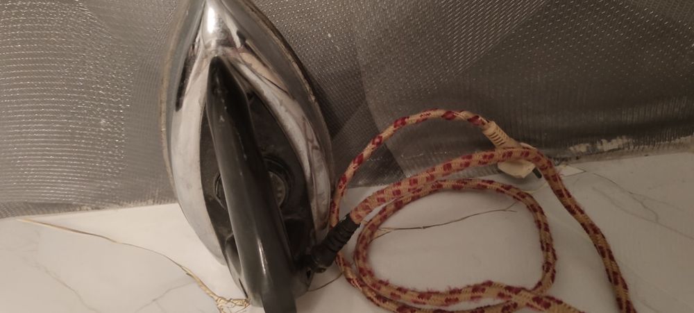 Утюг электрический.