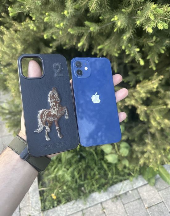 Продам телефон Айфон 12