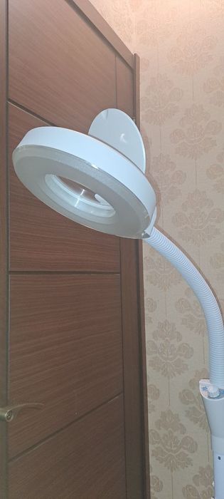Лампа с лупой и подсветкой на штативе для косметолога / lashmaker