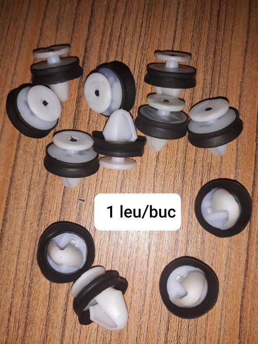 Vand clipsuri pentru panou usa Dacia, Renault,Citroen,Peugeot