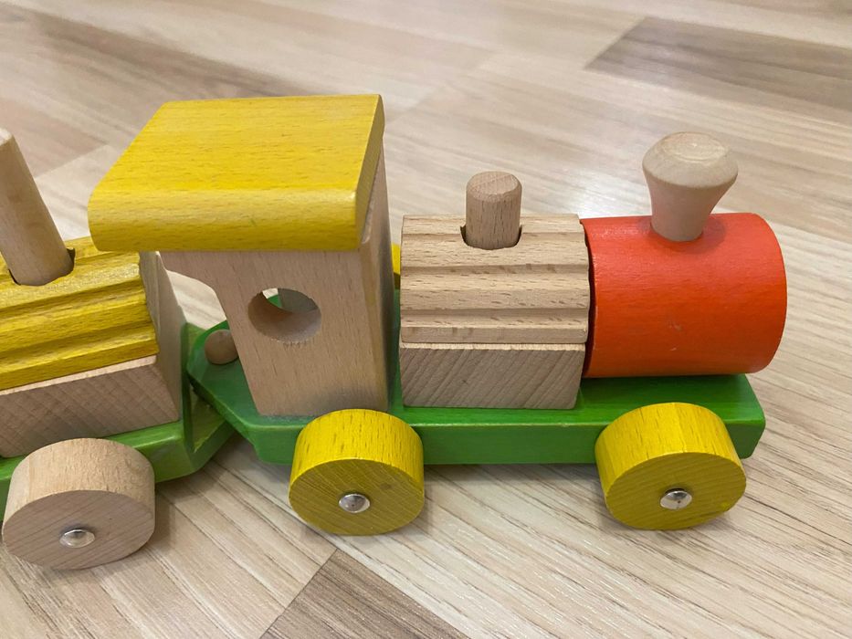 Trenulet de lemn in stare foarte buna, vopsit cu vopsea netoxica