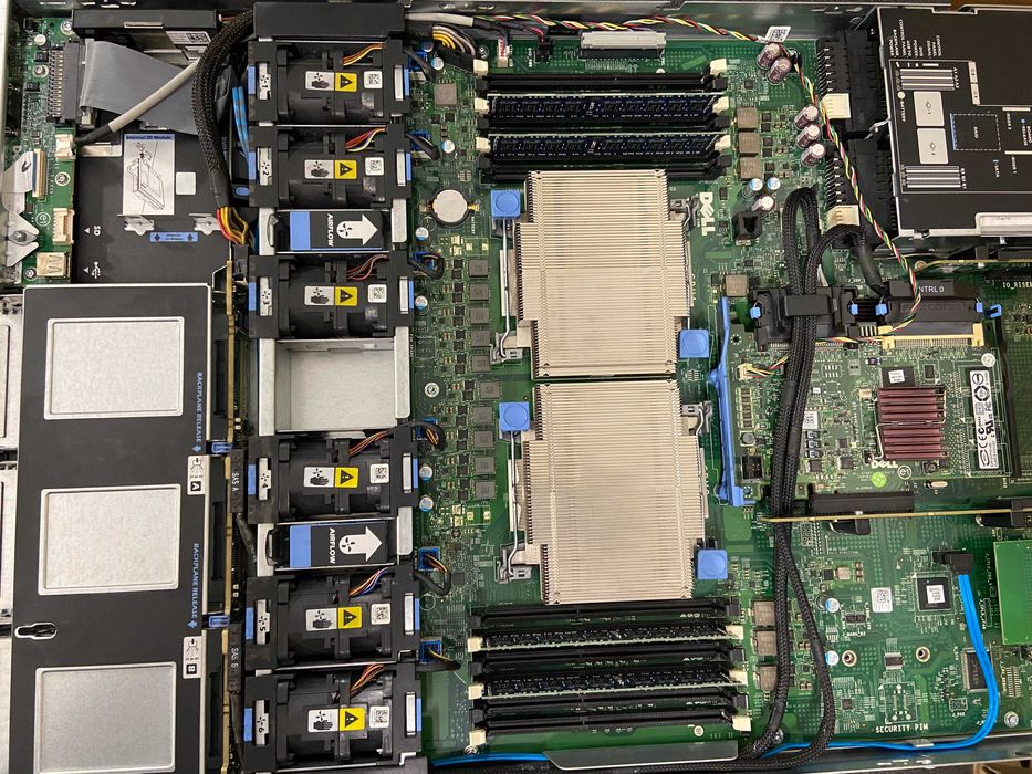 Dell R610 2x Xeon L5520, 8GB RAM, RAID 6x SFF сървър