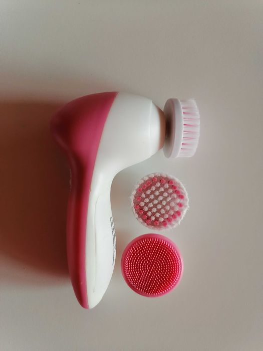 Четка за почистване на лице с 3 сменяеми глави