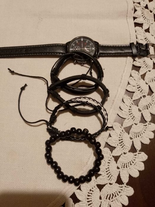 Подаръчни комлекти - часовник с 4 бр. кожени гривни