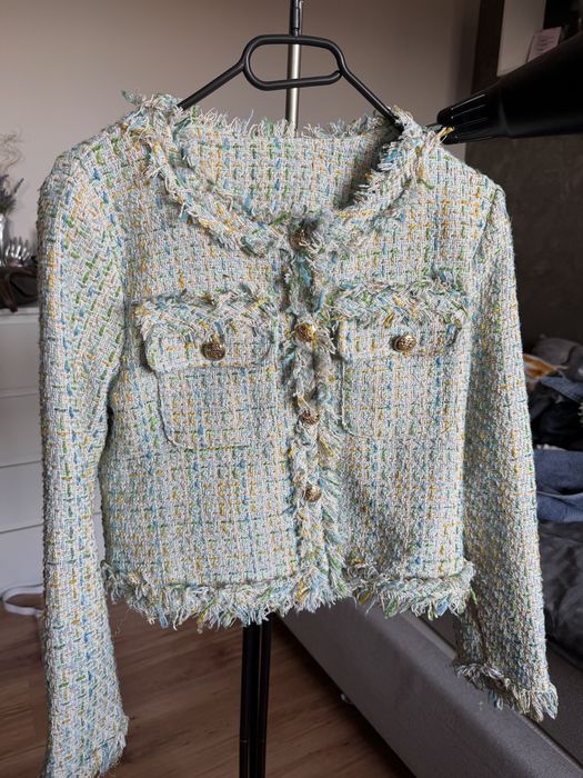 "Belleta Mint" сет сако и пола със златни копчета и ресни.