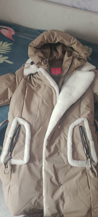 Продам зимний пуховик или парка рост 150 примерно на девочку 12 лет