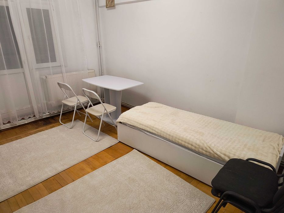Proprietar închiriez la studente camere în apartament cu 3 camere in Pacurari
