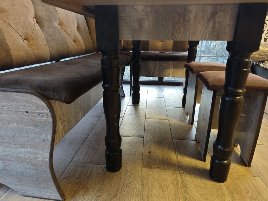 Кухонный уголок со столом