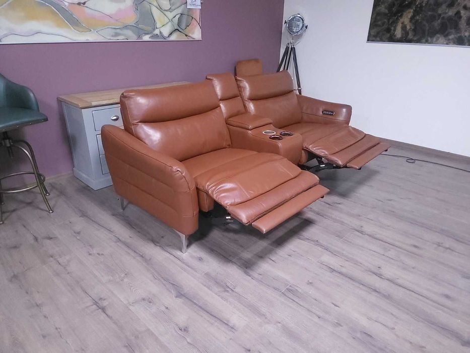 Кафяв кожен диван голяма двойка с електрически релаксиращ механизъм