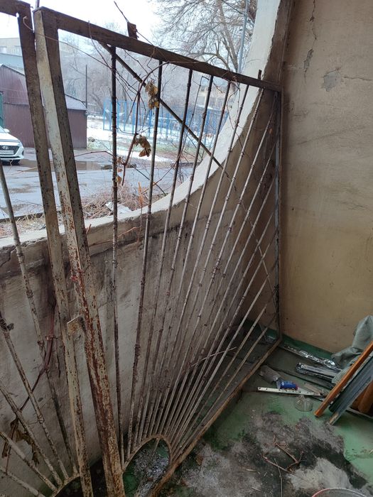 Продам три железные решетки!  Срочно!
