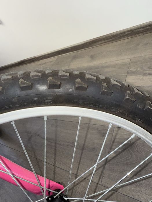 Vând bicicleta fete (Hello Kitty).