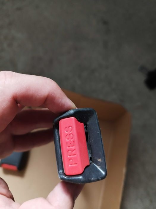 Машинки втори ред седалки, колани