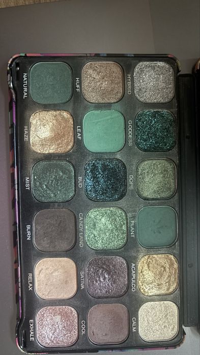 Палитра за сенки Revolution и бронзант на Kiko