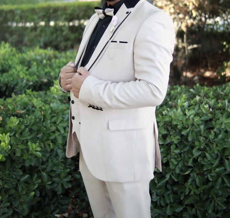 Бежов костюм с папионка и елек