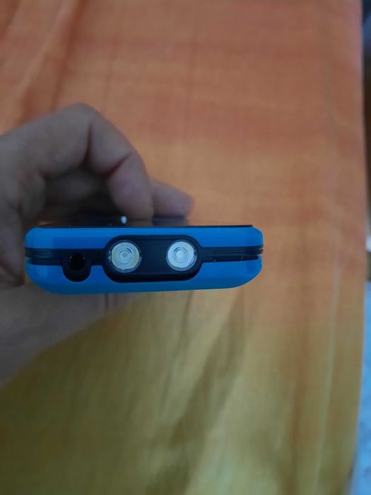 Tel. cu butoane și touchscreen, multe funcții bune,lanternă foarte bună spre exemplu!