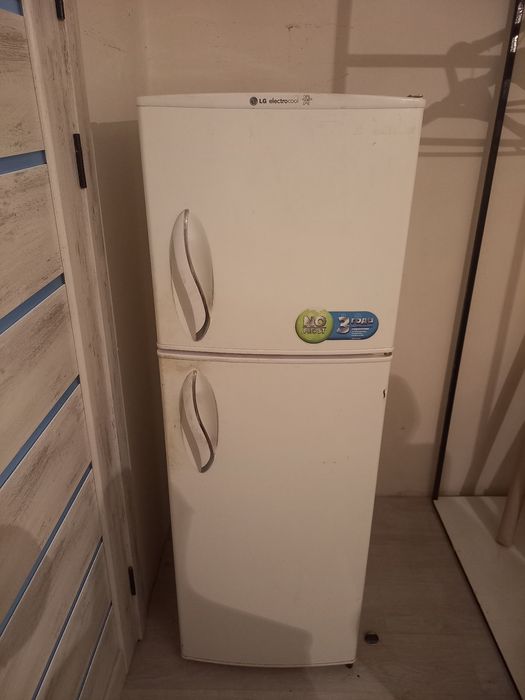 Продам холодильник на запчасти . Не работает