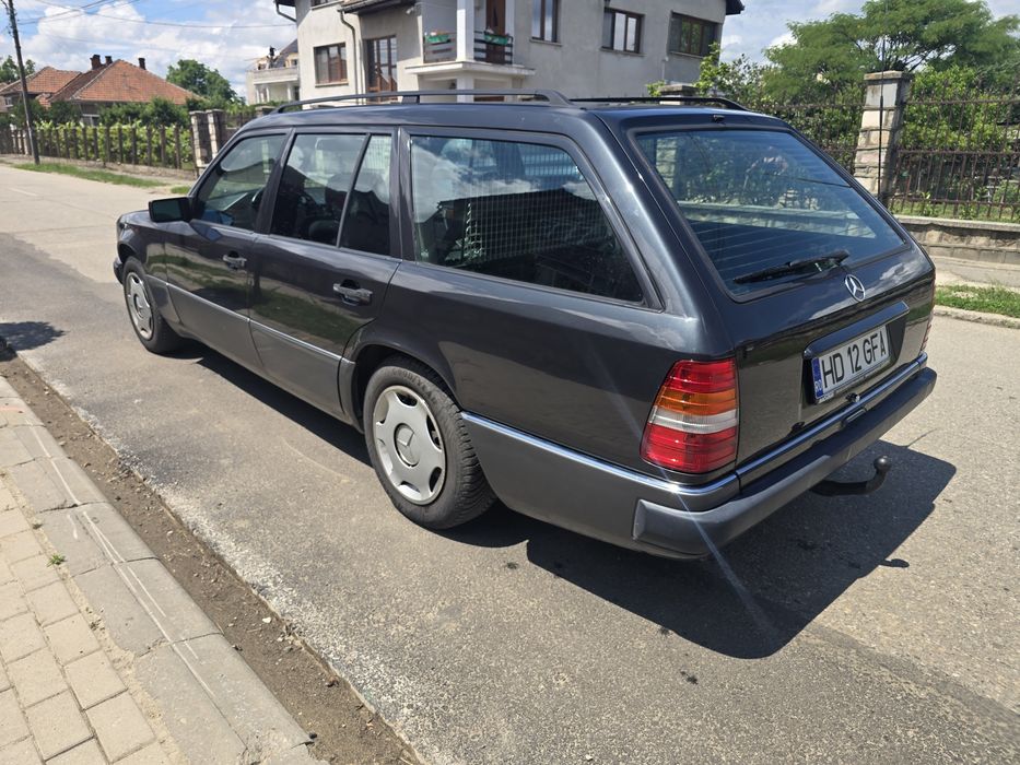 Mercedes E220 W124 T model retro