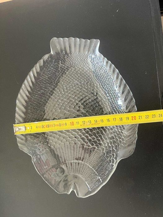 Три стъклени плата за риба.