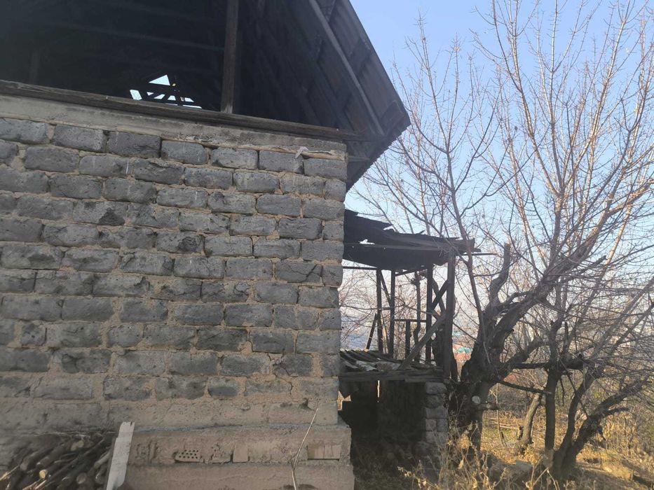 участок в Бесагаче с постройкой