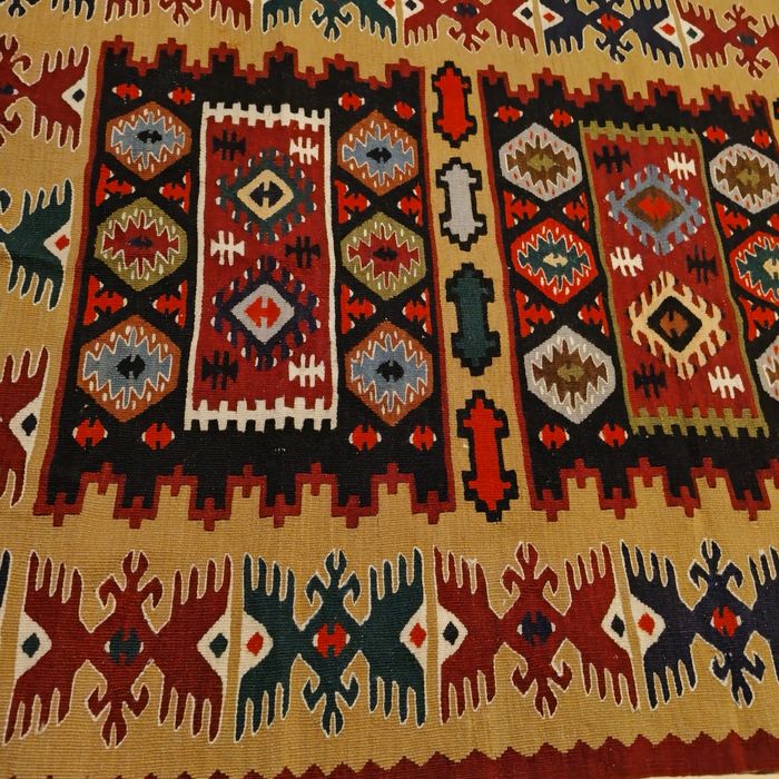 Чипровски килим отлично запазен