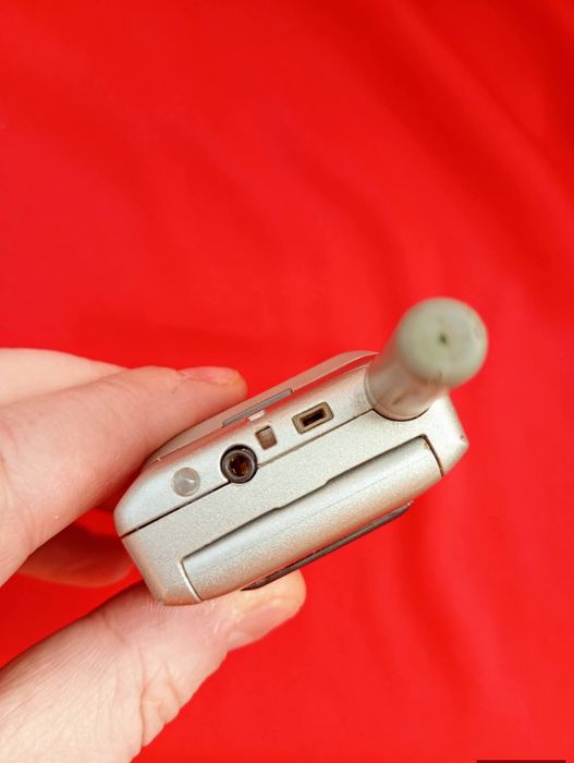 Motorola v66i + charger auto ( unlocked, baterie Nou nouță)