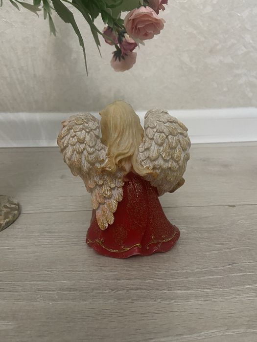 Продам фарфоровый статуэтка