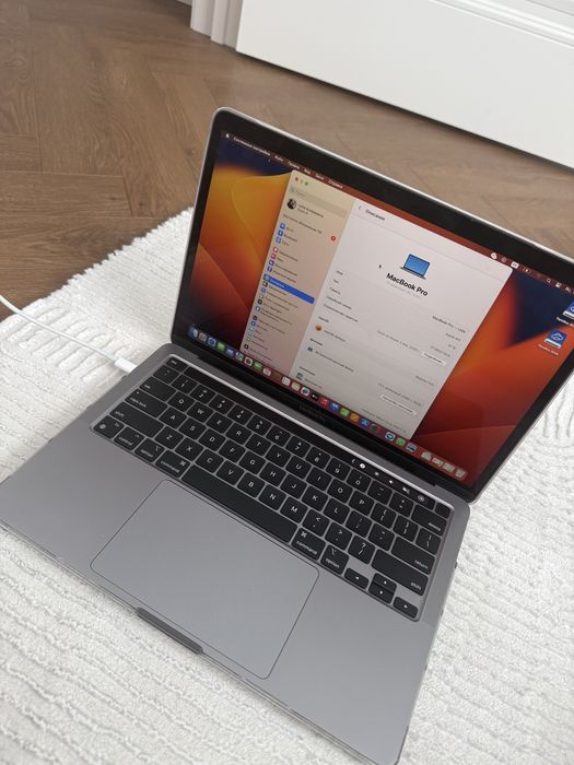Apple MacBook Pro13.3" / 8 Гб / SSD 256 Гб