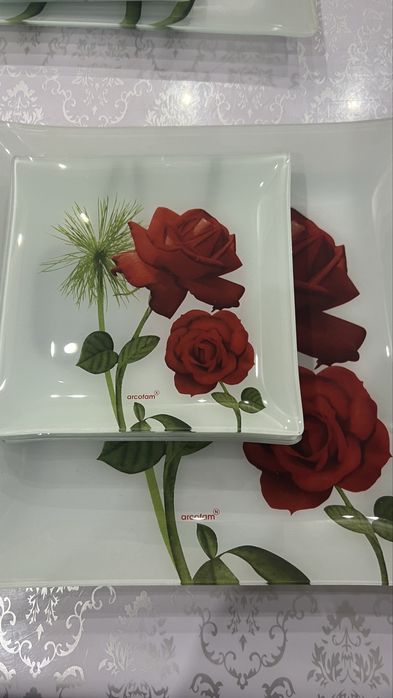 Тарелки и большая тарелка