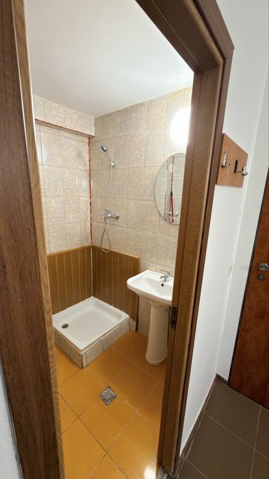 Inchiriez camera  in vilă
