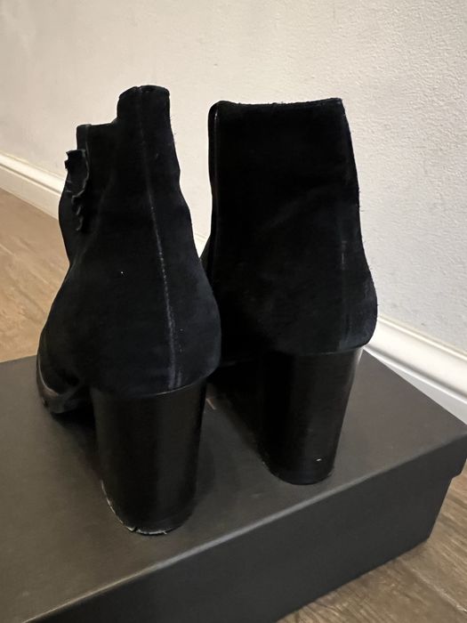 Vand botine din piele intoarsa