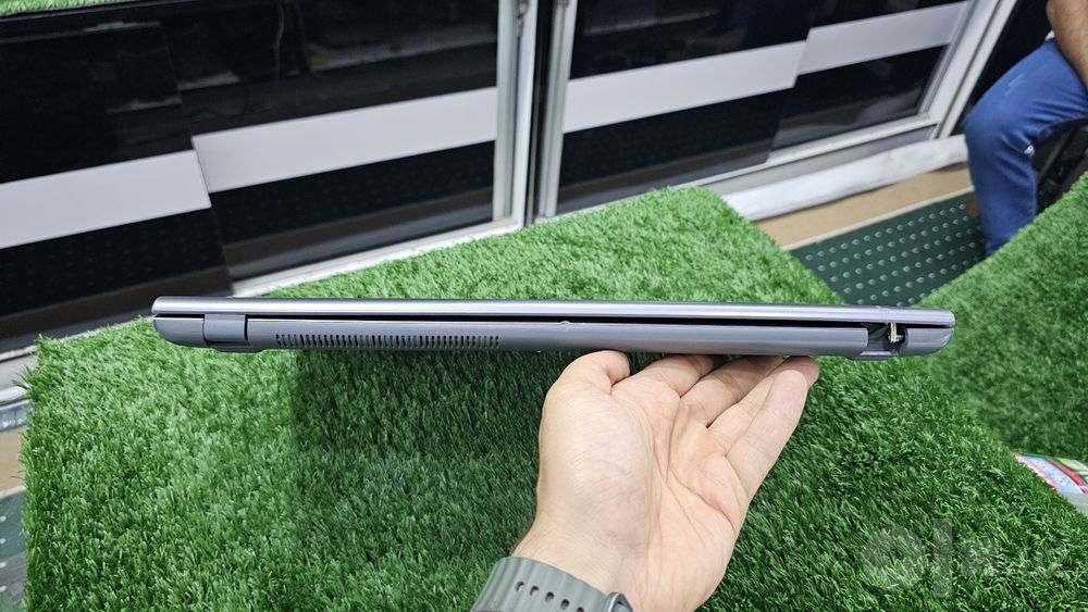 ASUS sonicmaster o'z IT soxasining ustalari ishlatadigan un laptop