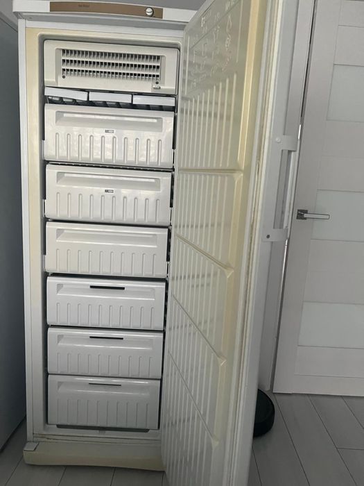 Продам морозильную камеру Indesit