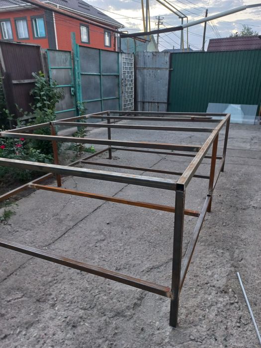 Продам металлический стол.