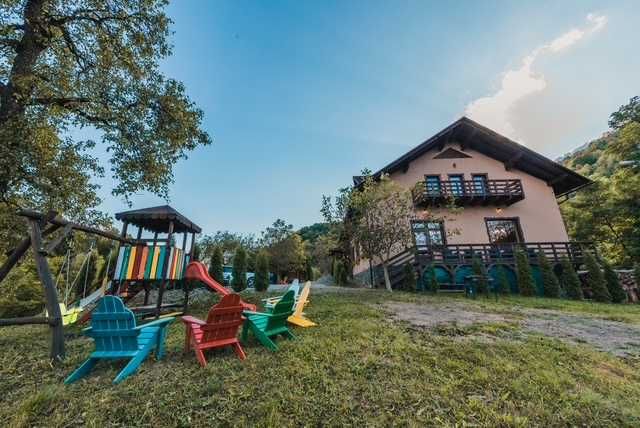 Afacere la cheie - Pensiune turistica 4 margarete 12 camere, Maramureș