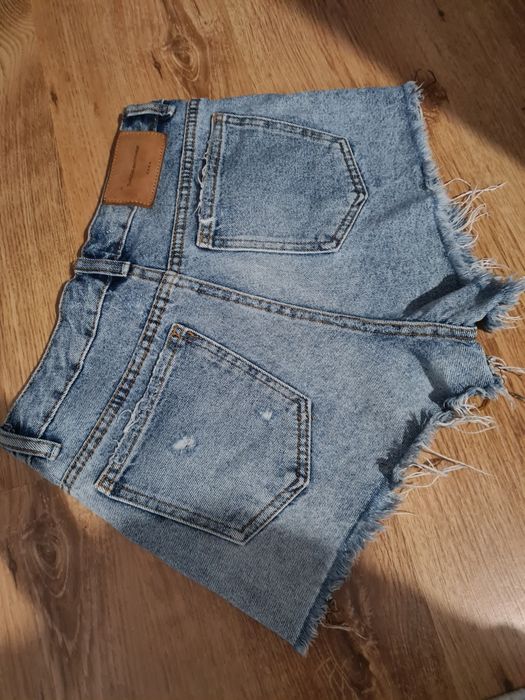 Pantaloni scurți Zara