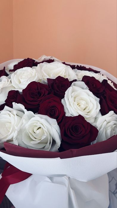 Букет роз белые и красные стильной упаковке