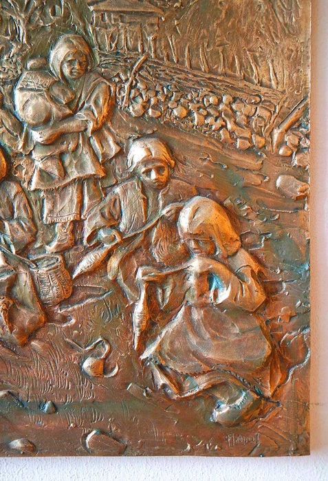 Жени на седянка, старо пано от бакър от Александър Андреев Берхатлиев