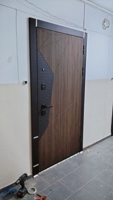 Установка входных дверей