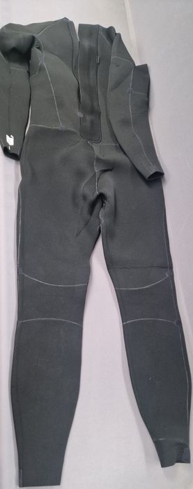 Vând costum de Neopren  în stare noua