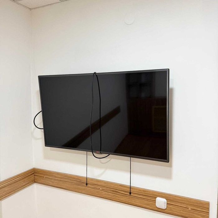 Телевизор LG смарт ТВ с креплением на стену