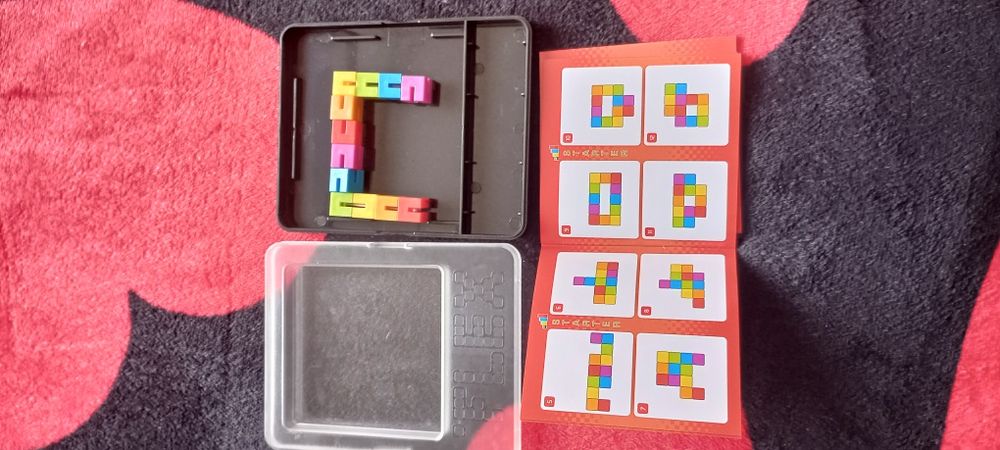 Flex puzzle , stimulează atenția și concentrarea .