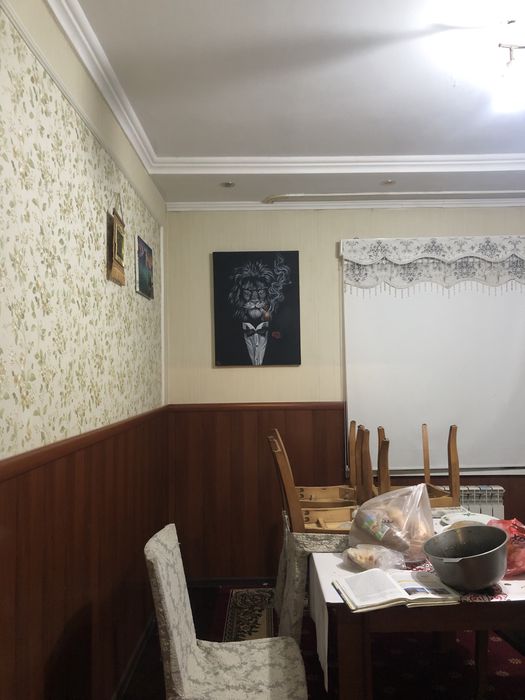 Картина “Лев в костюме”