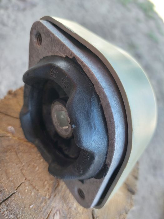 Подушка на КПП  Audi A4