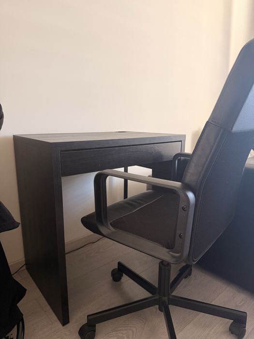 Birou IKEA cu scaun – ideal pentru studiu / laptop