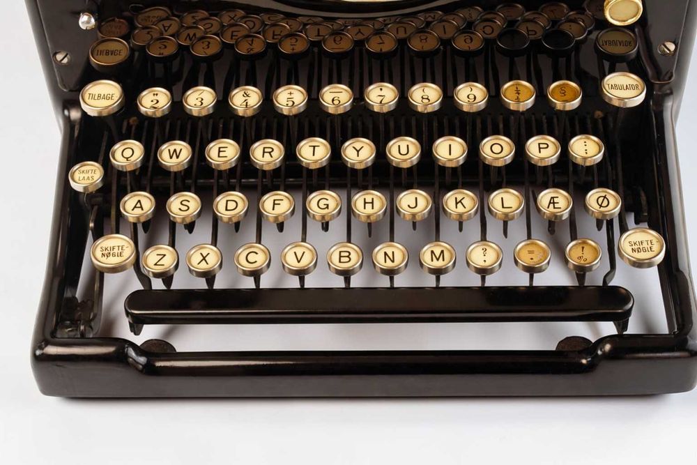 Masina de scris Royal 10 – editie rară cu aur 22K – obiect premium.